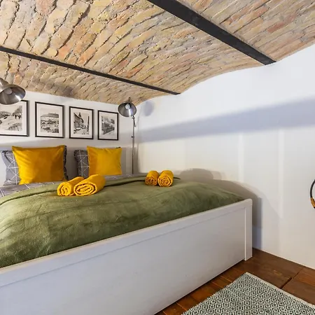 Holidays Courtyard דירה *