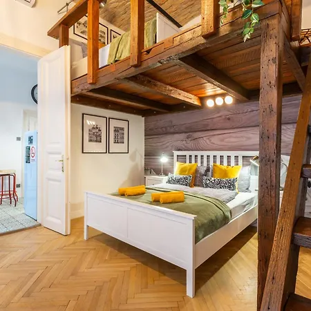 Holidays Courtyard * בודפשט